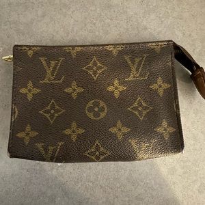 Authentic Louis Vuitton Toiletry 15
